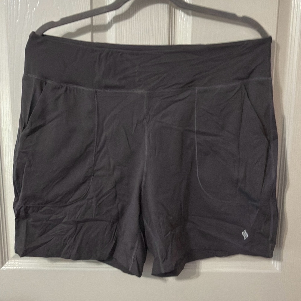 High-Waist Black Athletic Shorts with Side Pockets